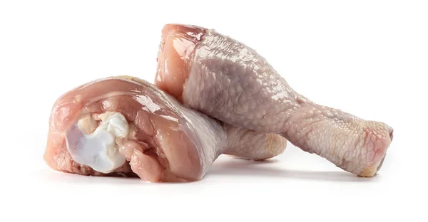 Beyaz arka planda çiğ tavuk bacağı — Stok fotoğraf