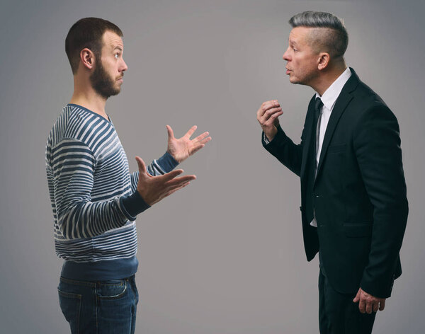 Двое бизнесменов разговаривают
