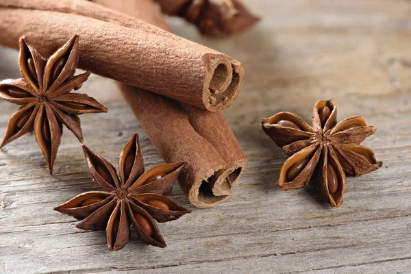 Bastoncini di cassia (Cinnamomum cinese) e anice stellato — Foto Stock