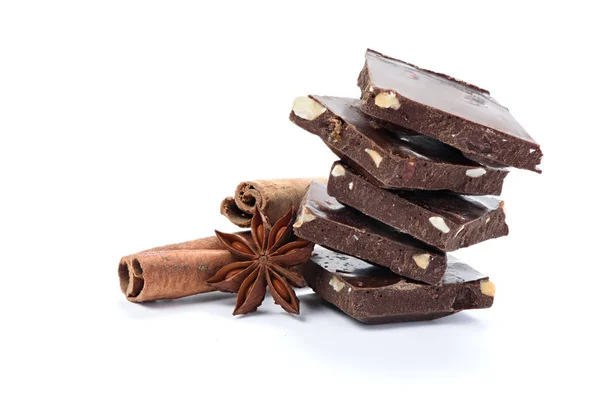 Σπασμένα σοκολάτα και μπαχαρικά που απομονώνονται — Φωτογραφία Αρχείου