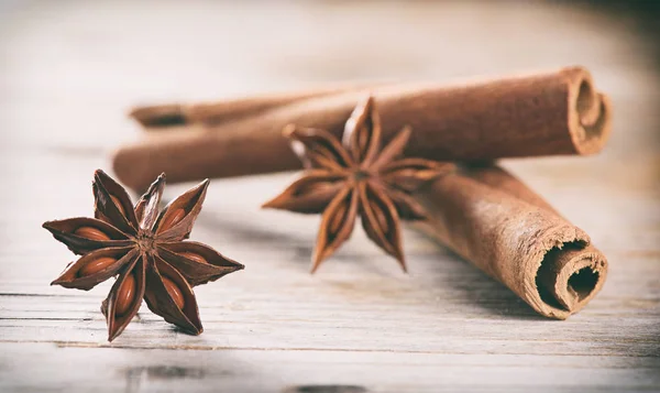 Palitos de canela e anis — Fotografia de Stock