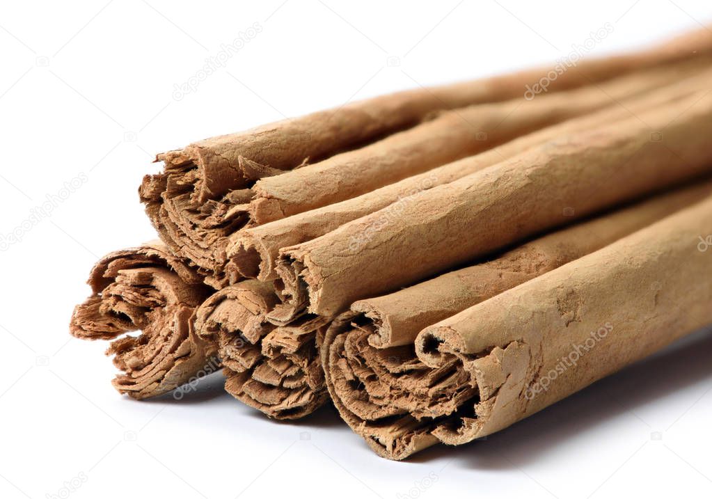 true cinnamon sticks isolated