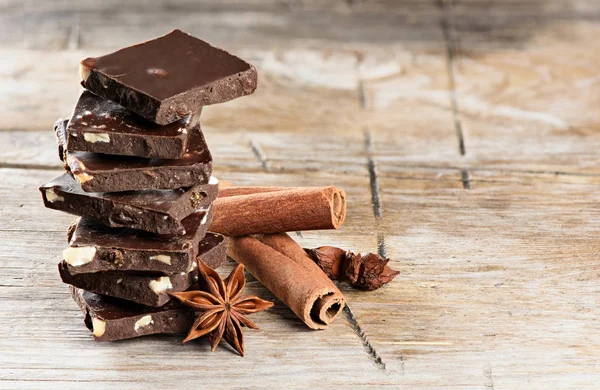 Torre de chocolate y palitos de canela —  Fotos de Stock