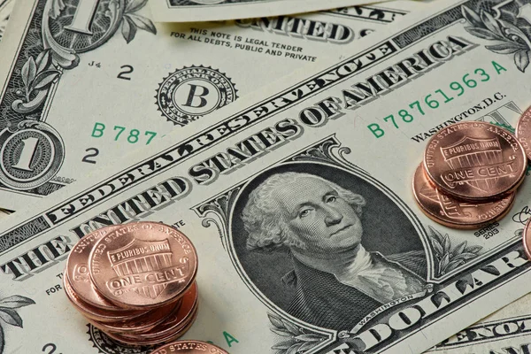 Jeden cent mince a bankovky dolaru — Stock fotografie