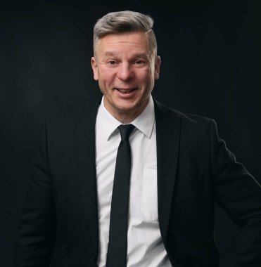 gülümseyen bir emin olgun işadamı portresi