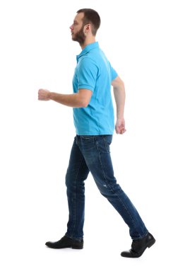 Beyaz arka plan üzerinde yürüyen rahat sakallı adam