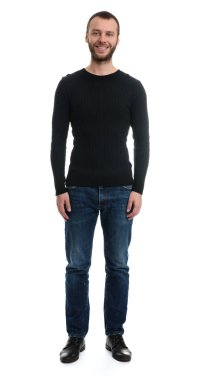 Tam uzunlukta gülümseyen yakışıklı genç