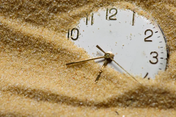 모래에 오래 된 시계 얼굴 — 스톡 사진