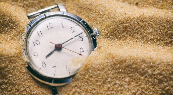 Oude horloge begraven in zand — Stockfoto