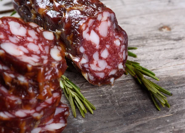 Scheiben trockene Salami und Thymian — Stockfoto