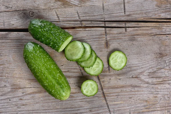 Rodajas de pepino fresco sobre fondo de madera — Foto de Stock