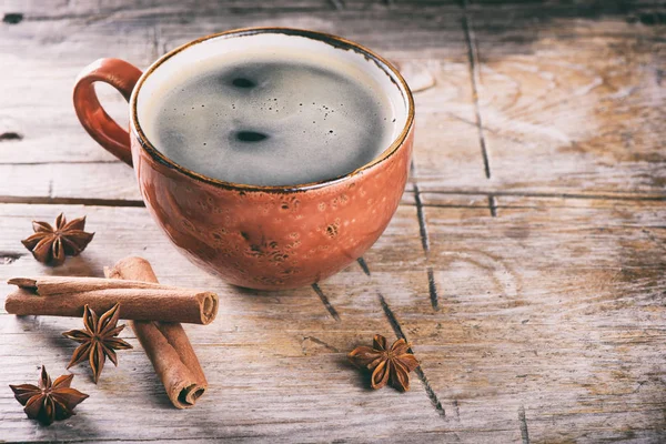 Tazza di caffè cannella bastoncini su un tavolo di legno . — Foto Stock