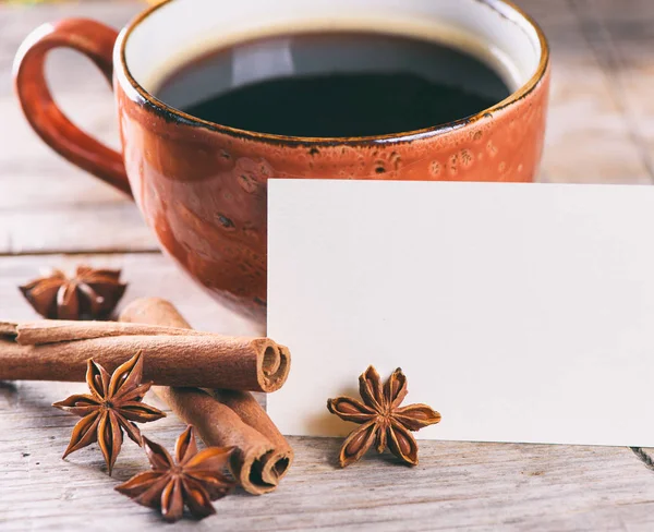 Bonjour, concept. Une tasse de café et des épices — Photo