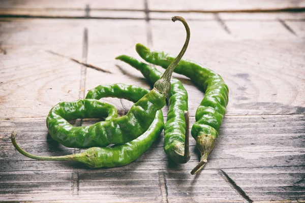 Scharfe grüne Paprika auf Holz Hintergrund — Stockfoto