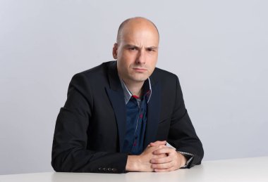 kızgın işadamı masa başında oturur