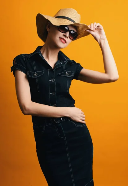 Femme à la mode portant une robe en denim et des lunettes de soleil — Photo