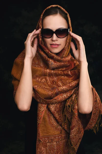 Piękna kobieta arabski noszący okulary przeciwsłoneczne — Zdjęcie stockowe