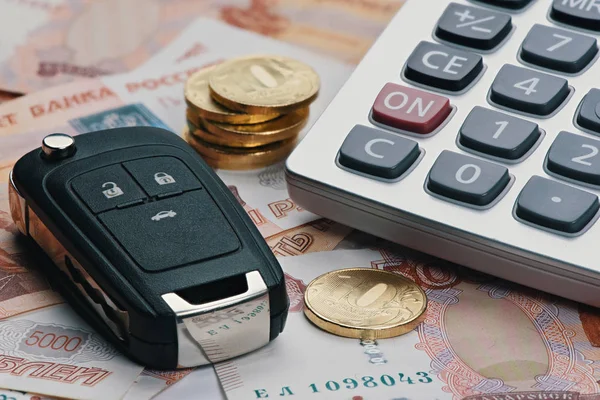 Dinero ruso, calculadora y llave del coche . — Foto de Stock