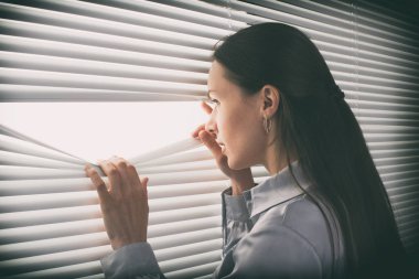 Pencereden dışarı bakan genç bir kadın
