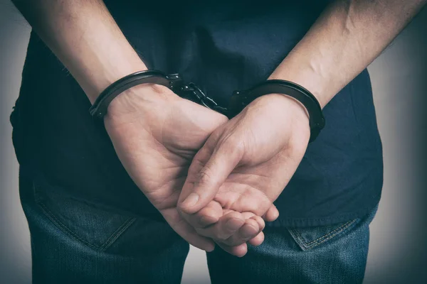 Hombre detenido esposado con las manos detrás de la espalda —  Fotos de Stock