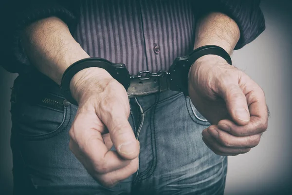 Männliche Hände gefesselt — Stockfoto