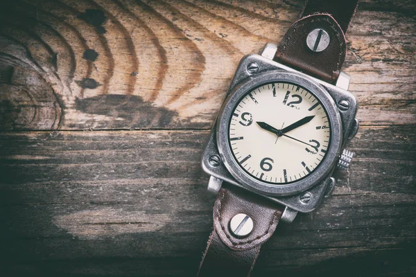 Ретро годинник на гранжевому дерев'яному фоні — стокове фото
