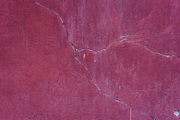 Textura de pared de hormigón pintado rojo con grietas —  Fotos de Stock