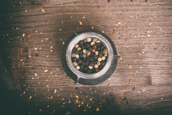 Especiarias. pimenta preta na mesa de madeira — Fotografia de Stock