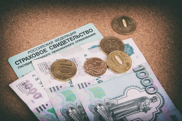 Российский пенсионный сертификат и деньги — стоковое фото