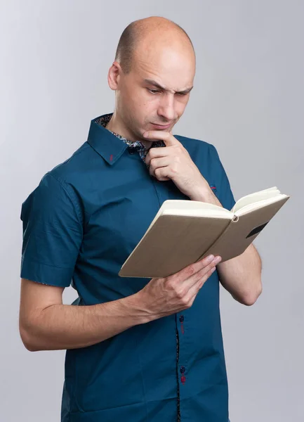 Ernster Mann mit Glatze liest Notizbuch — Stockfoto