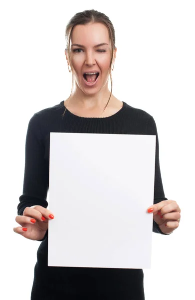 Uśmiechnięta kobieta trzyma pokładzie biały znak — Zdjęcie stockowe