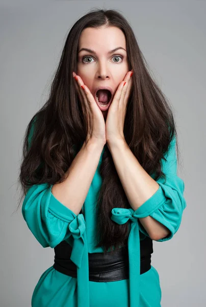 Surprised Woman looking at camera — Stock Photo, Image