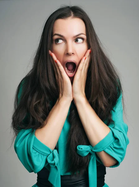 Mujer sorprendida mirando a la cámara — Foto de Stock