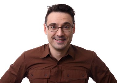 Gülümseyen kaygısız yakışıklı adam. İzole 