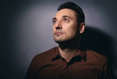 Gri arka plan üzerinde yakışıklı bir adam portresi