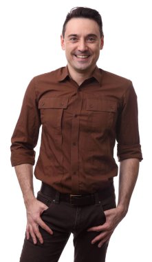 Beyaz arka plan üzerinde gülümseyen yakışıklı