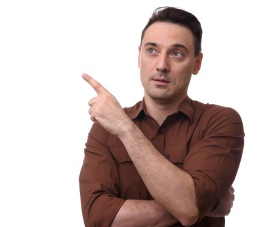 Uzay kopyalamak için gülümseyen adam işaret parmağı