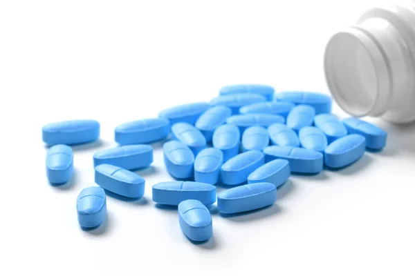 Leki butelka z niebieskich tabletek na białym tle — Zdjęcie stockowe