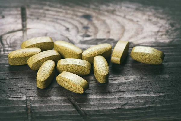 Green tablets. dietary supplements — Stock Photo, Image