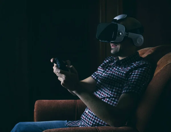 Man playing video games wearing virtual reality goggles — Stock Photo, Image