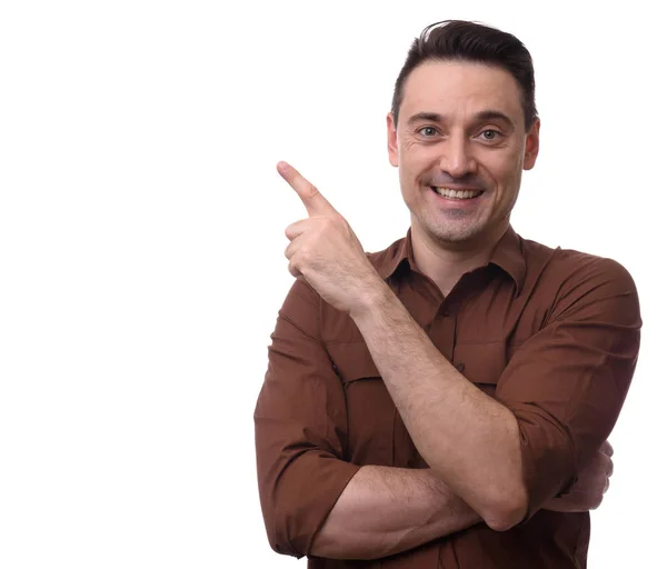 Homme souriant pointant du doigt pour copier l'espace — Photo