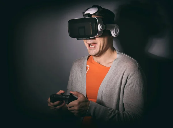 Uomo indossando occhiali realtà virtuale — Foto Stock