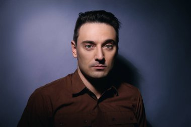 yakışıklı bir adam portresi 