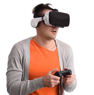 Sanal gerçeklik kulaklığı olan adam.