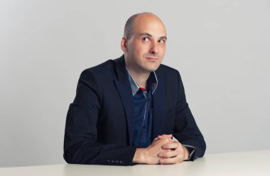 kel adam masada oturur