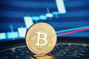 Altın Bitcoin sikke üzerinde dizüstü klavye