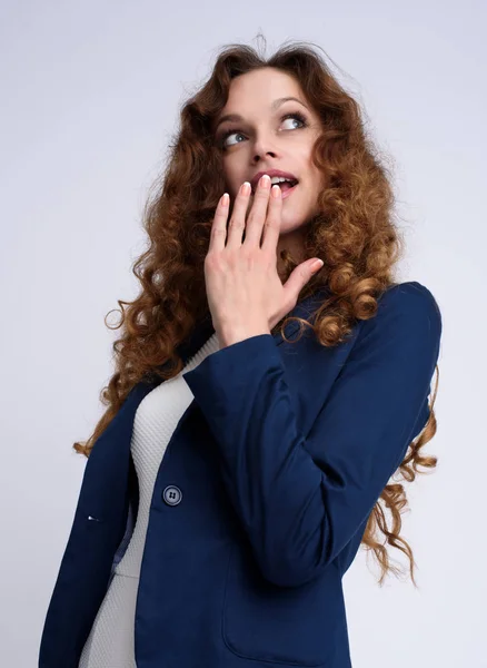 Mulher bonita feliz com cabelo encaracolado — Fotografia de Stock