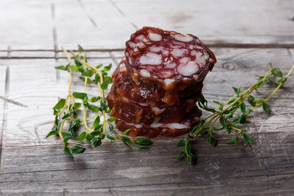 Trockenwurst auf Holzbrett — Stockfoto