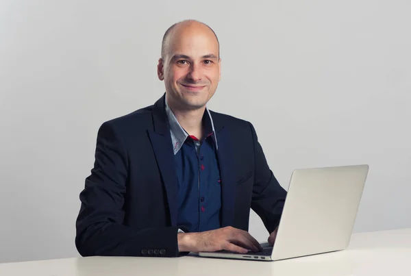 Careca trabalha em seu computador portátil — Fotografia de Stock