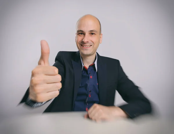 Careca cara senta-se na mesa — Fotografia de Stock